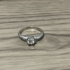 【ブルガリ(BVLGARI)の口コミ】 重ねづけしやすいようにシンプルなデザインのものを選びました。
ダイヤモ…