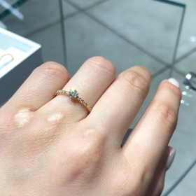 【shihara(シハラ)】の口コミ 細身2mmのアームに、ソリテールダイヤを6本爪で美しく留め、さらに半周...