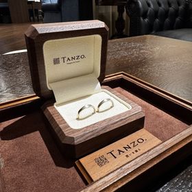 【TANZO.(鍛造指輪)の口コミ】 指輪のベースの色味、ダスト、加工法など細かくデザインを決められて、本…