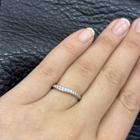 【ラザール ダイヤモンド(LAZARE DIAMOND)の口コミ】 ウェーブしていることで指が綺麗に見える。
光が当たることでダイヤモンド…