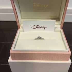 【ケイウノ ブライダル(K.UNO BRIDAL)の口コミ】 婚約指輪のダイヤの中にがミッキーの形が彫られており、一目惚れしました…