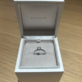 【ENUOVE(イノーヴェ)の口コミ】 ストレートでシンプルなデザインの指輪でダイヤが大きく、ファッションと…