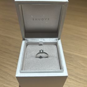 【ENUOVE(イノーヴェ)】の口コミ ストレートでシンプルなデザインの指輪でダイヤが大きく、ファッションとし...