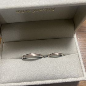 【mina.jewelry(ミナジュエリー)の口コミ】 「ゆらぎ」と「ひねり」を組み合わせ、真ん中に花をモチーフにしたダイヤ…