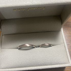 【mina.jewelry(ミナジュエリー)】の口コミ 「ゆらぎ」と「ひねり」を組み合わせ、真ん中に花をモチーフにしたダイヤモ...