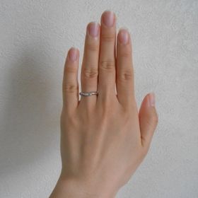 【STAR JEWELRY(スタージュエリー)の口コミ】 V字の指輪は、指が細く見えるので、男性にも女性にもとてもいいデザインだ…
