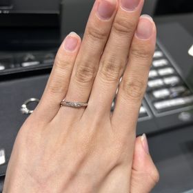 【エクセルコダイヤモンド(EXELCO DIAMOND)の口コミ】 シンプルにも関わらず、ダイヤモンドの輝きとミルの細かさが個性的な、周…