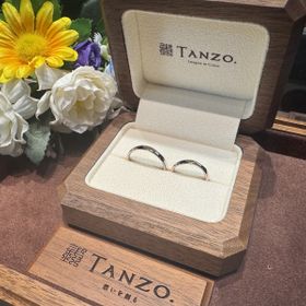 【TANZO.(鍛造指輪)の口コミ】 仕事柄、ダイヤなどは入れづらいなと思っていたのですが、槌目をつけるこ…