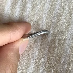 【CAFERING(カフェリング)の口コミ】 上品かつ美しいデザインに惹かれました。ウェーブ状の形をしていて、指が…