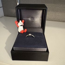 【ラザール ダイヤモンド(LAZARE DIAMOND)】の口コミ ドラマにも使われたことがある指輪だそうです。
自分の選んだダイヤの周り...