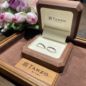 【TANZO.(鍛造指輪)の口コミ】 お互いの指輪に共通のデザイン(鎚目)があるところがお気に入りのポイント…