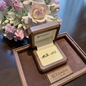 【TANZO.(鍛造指輪)の口コミ】 石の色や数、デザインの種類も幅広くあり、いろんなデザインから選べると…