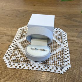 【uchimari(ウチマリ)の口コミ】 実際に見本の指輪をつけて、自分に合う色のものを選ぶことができました。…