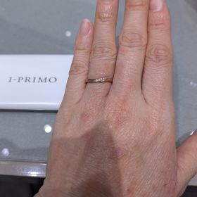 【アイプリモ(I-PRIMO)の口コミ】 素材はピンクゴールド。イエベ春の肌にはなじみが良いと感じた。
ゆるやか…