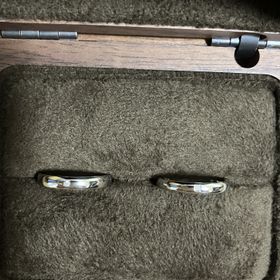 【アトリエフィロンドール】の口コミ 担当のクラフトマンとじっくりと相談して、誕生石を入れたり彫ってもらった...