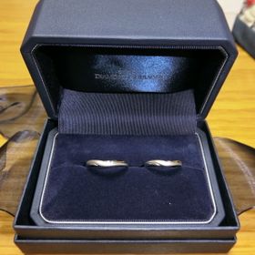 【銀座ダイヤモンドシライシの口コミ】 できるだけシンプルなもの、というコンセプトで探していましたが、マット…