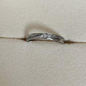 【TANZO.(鍛造指輪)の口コミ】 指に馴染むカットなのでとてもなめらかでつけ心地が良いです。
相方のデザ…