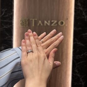 【TANZO.(鍛造指輪)の口コミ】 ダイヤの輝きがとてもよく、どこから見ても七色に光って見えます✨　着け心…