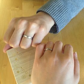 【Something Blue(サムシングブルー)の口コミ】 主人の指に似合うデザインで、私にもあうものを探しました。ゴツくならず…