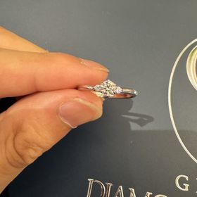 【銀座ダイヤモンドシライシ】の口コミ 実物を手に取って, まず中央石の抜けのいい輝きに惹かれました. 両脇の...