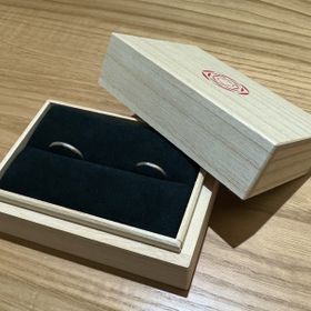 【出雲結(いずもゆい)の口コミ】 デザイン：雲結
中央ホーニング
上下縁鏡面

ツヤっとした仕上げの結婚指…