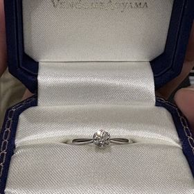 【ヴァンドーム青山(VENDOME AOYAMA)の口コミ】 ダイヤモンドが一個、真ん中に配置されており、まさに王道の婚約指輪なと…