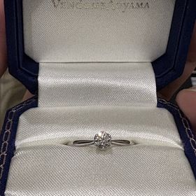 【ヴァンドーム青山(VENDOME AOYAMA)】の口コミ ダイヤモンドが一個、真ん中に配置されており、まさに王道の婚約指輪なとこ...