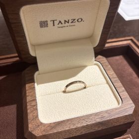 【TANZO.(鍛造指輪)の口コミ】 ミル加工をした少しゴールドっぽいデザインです。
手の肌の色に馴染みやす…