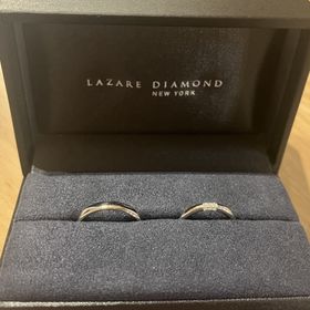【ラザール ダイヤモンド(LAZARE DIAMOND)の口コミ】 シンプルながら3面に計9石のダイヤが付いており、人と被りにくいデザイン…