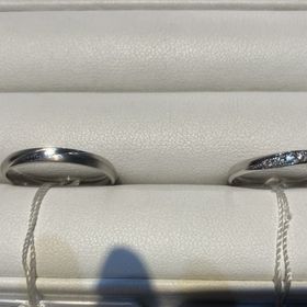 【I's stone(アイズストーン)の口コミ】 ウェーブの彫りへダイヤが入るデザインに一目惚れし、その上でカラーダイ…