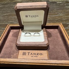 【TANZO.(鍛造指輪)の口コミ】 女性側3.5mm、男性側4mmの平打ち、真ん中にラインと半分にマッド加工が入…