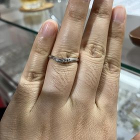 【アンジェリックフォセッテ(Angelique Fossette)の口コミ】 V字とウェーブの中間のものでシンプルなデザインにも少しオシャレ感のある…