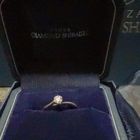 【銀座ダイヤモンドシライシの口コミ】 この指輪は上から見てもとても素敵なのですが私が特に気に入ったのが横か…