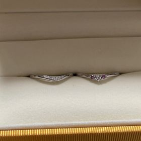 【ケイウノ ブライダル(K.UNO BRIDAL)の口コミ】 重ね付けしてもお互いを邪魔しない。
片方はセミオーダーで既存のダイヤを…