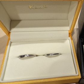 【ケイウノ ブライダル(K.UNO BRIDAL)の口コミ】 王道のストレートリングに見えて、側面が斜めに加工されているので、ちょ…