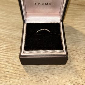 【アイプリモ(I-PRIMO)の口コミ】 ペルセウスのプラチナ指輪になります。両サイドにダイヤが付いており光に…