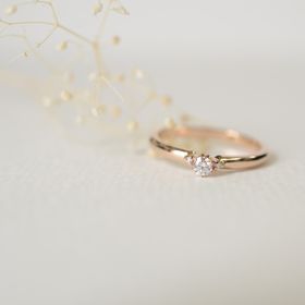 【CRAFY(クラフィ)の口コミ】 シンプルなデザインに惹かれて選びました。中央の3つのダイヤが上品に輝き…