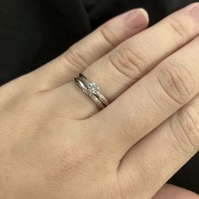 【YUKA HOJO(ユカホウジョウ)の口コミ】 指輪をねじって動きをつけているので、他にはないデザインです。小さなダ…