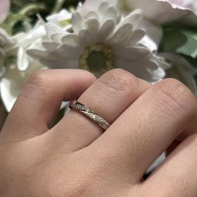 【TANZO.(鍛造指輪)の口コミ】 色はシャンパンゴールドに加え、スターダスト加工でキラキラに仕上げて頂…