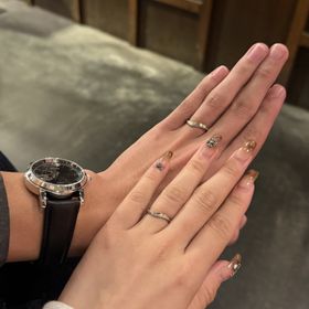 【ケイウノ ブライダル(K.UNO BRIDAL)の口コミ】 Vデザインで指が綺麗に見えるのでおすすめです。ゴールドも入っているので…