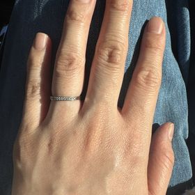 【アイプリモ(I-PRIMO)の口コミ】 プラチナの輝きとダイヤの輝きどちらも楽しめる指輪です。指輪の幅半分に…