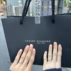 【ラザール ダイヤモンド(LAZARE DIAMOND)の口コミ】 ずっとつけてられる付け心地と、飽きのないデザインでとても満足です！
さ…
