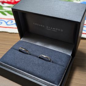 【ラザール ダイヤモンド(LAZARE DIAMOND)の口コミ】 私は、緩やかなV字のデザインと光りすぎない石の数、華やかさとシンプルさ…