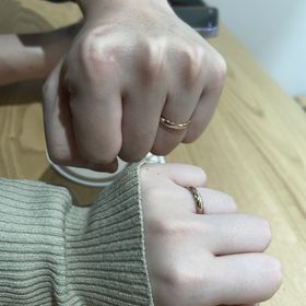 【出雲結(いずもゆい)の口コミ】 ピンクゴールドの色と、しめ縄のデザインに惹かれて選びました。手元をよ…