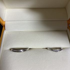 【ケイウノ ブライダル(K.UNO BRIDAL)の口コミ】 女性用リングにはダイヤモンドが輝き、男性用には同じ位置にダイヤモンド…