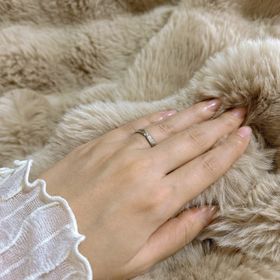 【銀座ダイヤモンドシライシの口コミ】 ウェーブになっているリングです。
 つけ心地も滑らかな加工になっている…