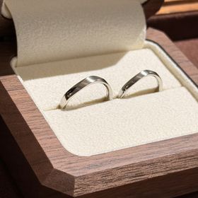 【TANZO.(鍛造指輪)の口コミ】 結婚指輪のデザインは、S字にすることで、シンプルながらも個性があり、飽…