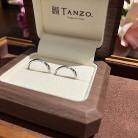 【TANZO.(鍛造指輪)の口コミ】 二人の手の形に合うようs字カーブで作成しました。石を外につけたくなかっ…