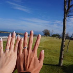 【出雲結(いずもゆい)の口コミ】 シンプルでつけやすいデザインの指輪です。
男性の方は加工が入っていて、…