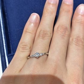 【ヴァンドーム青山(VENDOME AOYAMA)の口コミ】 ウェーブの形が自分の指に馴染んでた。
ダイヤの台座の形がお花の形で可愛…